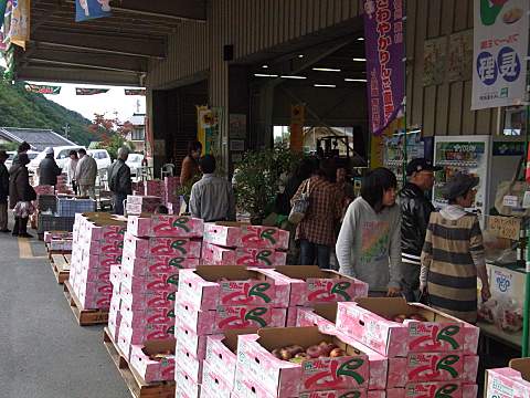 大量に積み上げられたオープン段ボール箱
