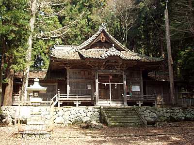 高杜神社社殿と御柱