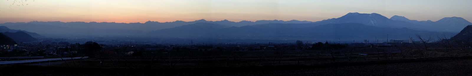 �ߕ��̗[���̃p�m���}�ʐ^��\�����܂�